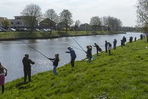 Enthousiaste reacties op vislessen in aangepaste vorm 