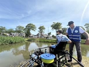 Jeugd leert vissen met de vaste hengel