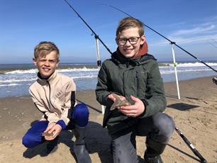 Mooie vangsten tijdens zonovergoten Strandvisclinic jeugd