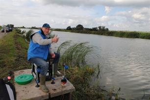 Nieuwe wedstrijdsteigers langs de Leidsche Vaart