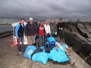 Sportvissers gaan zwerfafval Noordpier opruimen