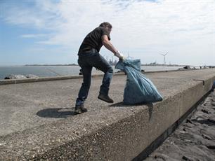 Sportvissers gaan zwerfvuil Zuidpier opruimen