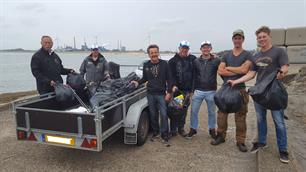 Sportvissers verzamelen rotzooi op de Noordpier