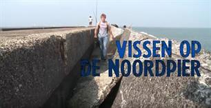 Thom en Daniel vissen op de Noordpier