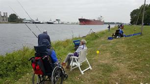 Zon, vis en vooral blije gezichten tijdens de visdag voor mindervaliden aan het Noordzeekanaal